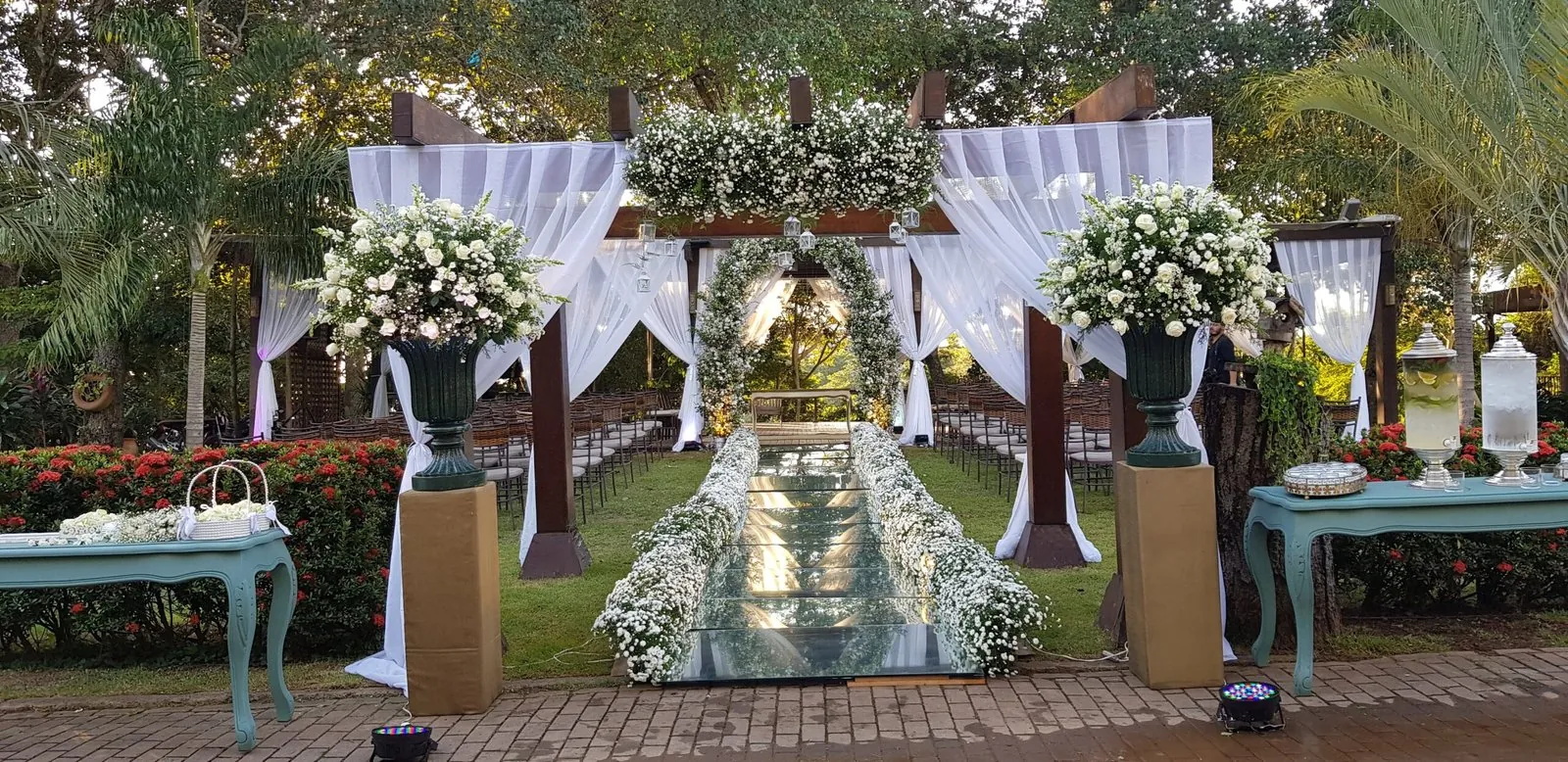 Altar montado no jardim