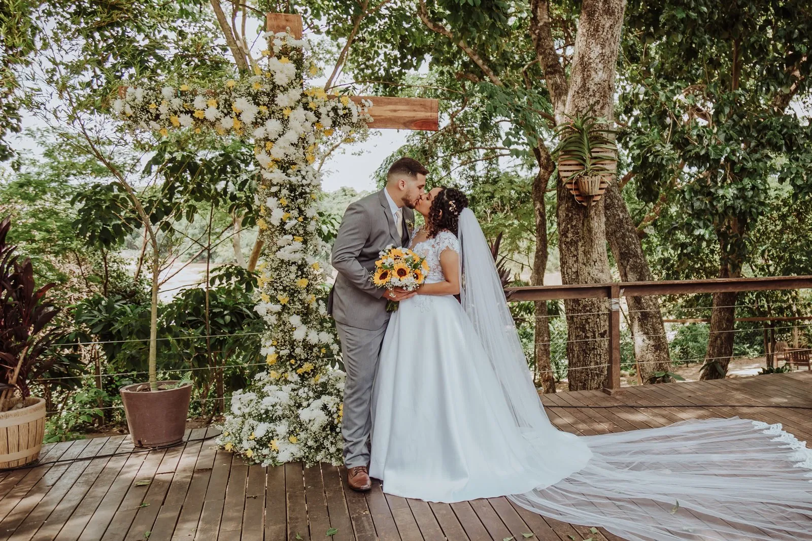 Casal no deck de cerimônias em meio à natureza