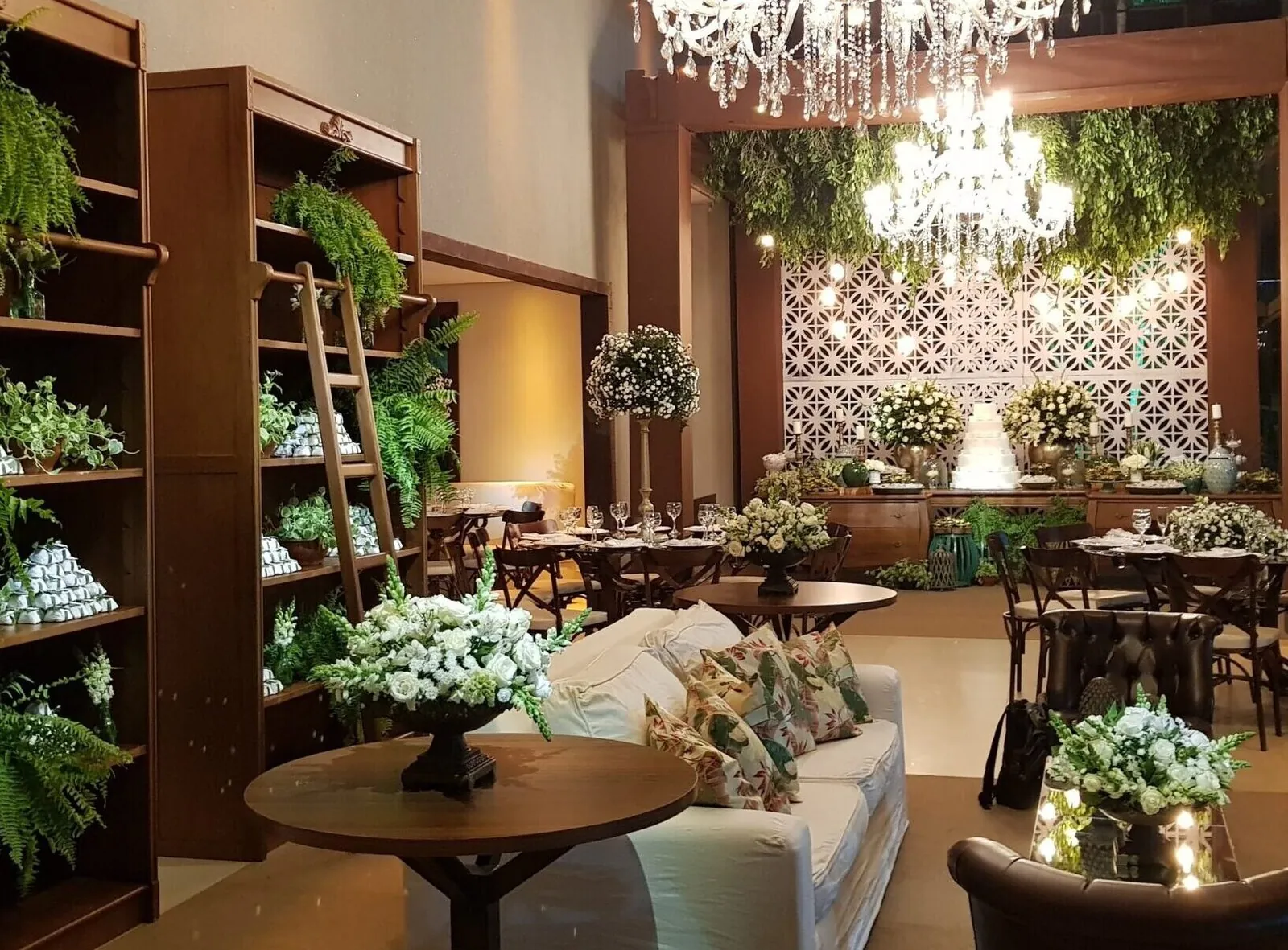 Lounge climatizado com lustre e decoração