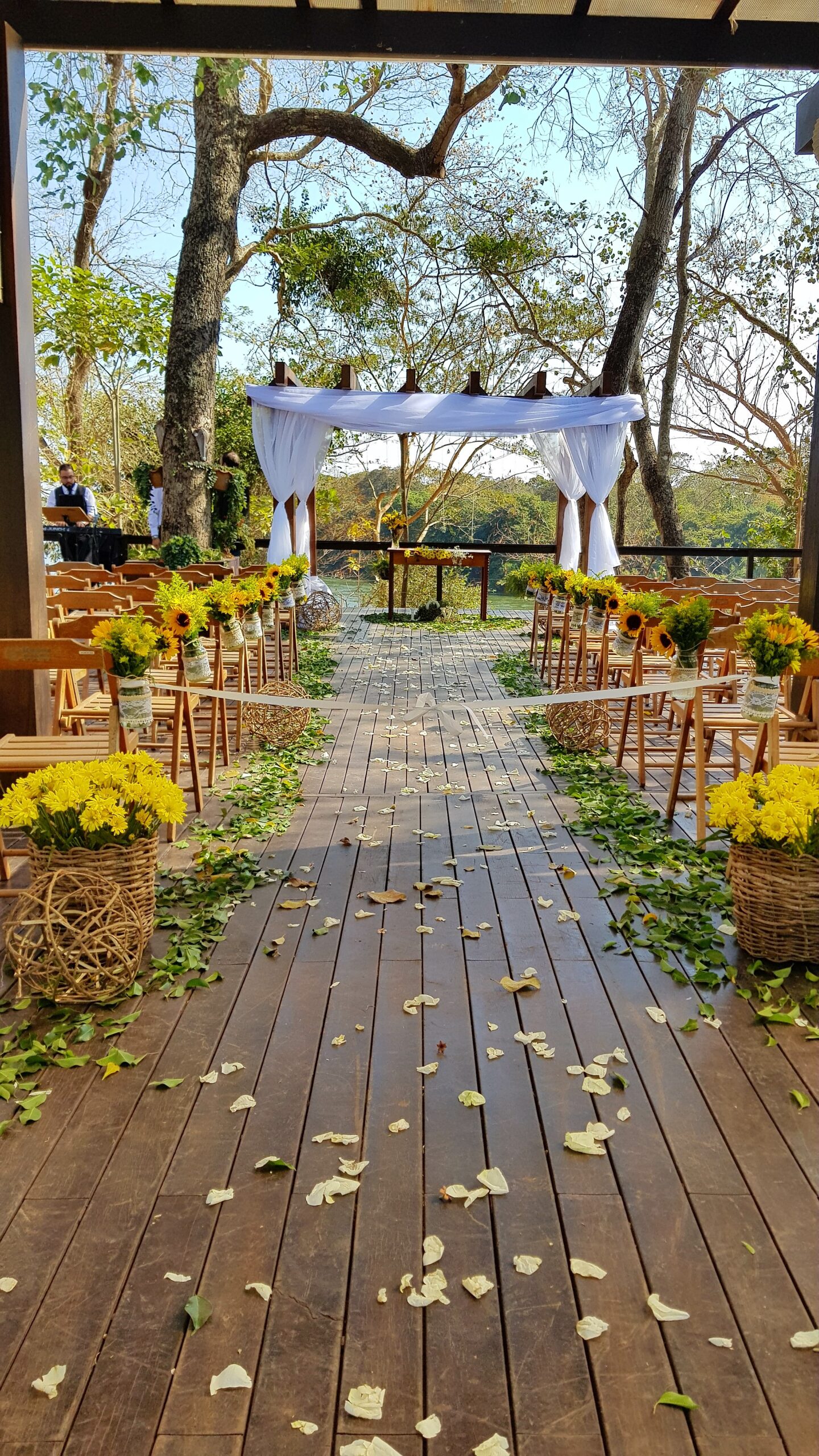 Deck de eventos às margens do Rio Cuiabá